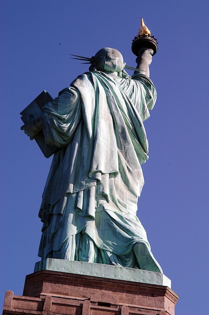 Foto vista a bassa angolazione della statua della libertà contro un cielo limpido