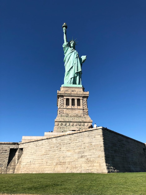 하늘을 배경으로 자유의 여신상 (Statue of Liberty) 의 낮은 각도 시각