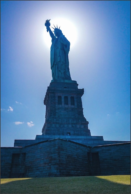 Photo low angle view of statue of liberty