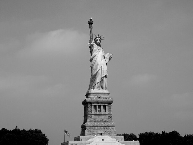 Photo low angle view of statue of liberty