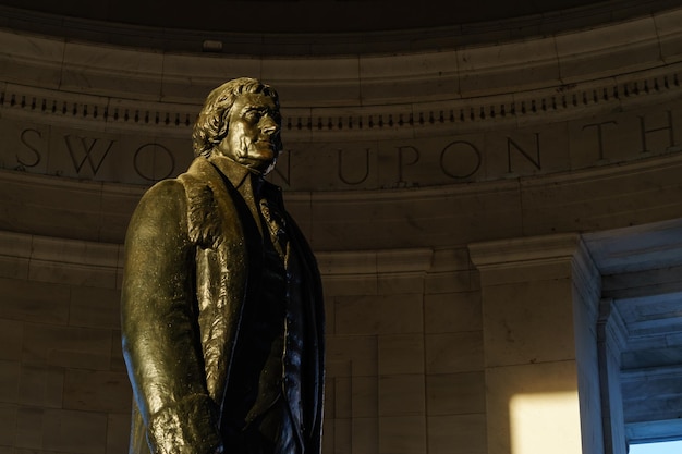 Photo low angle view of statue in lincoln memorial