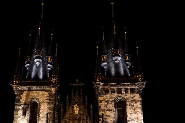 Foto vista a basso angolo della statua di notte