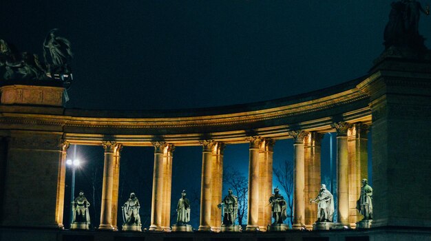 Foto vista a bassa angolazione della statua di notte