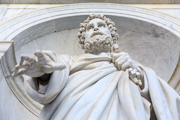 Foto vista a bassa angolazione della statua di san pietro