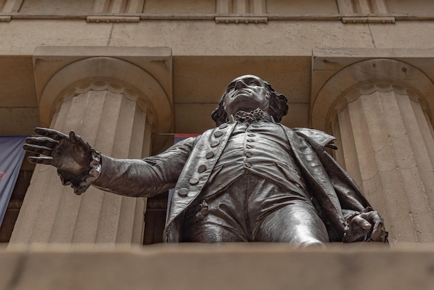 Foto vista a bassa angolazione della statua delle statue