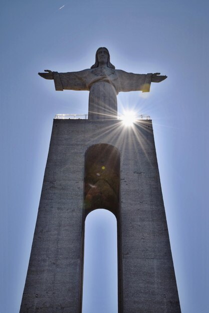 Photo low angle view of statue of temple against sky