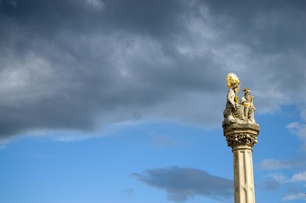 Foto vista a basso angolo della statua con il cielo sullo sfondo