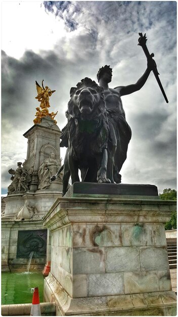 Foto vista a bassa angolazione della statua