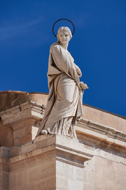 Photo low angle view of statue