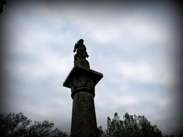 Photo low angle view of statue