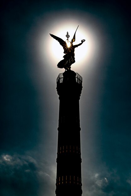 Photo low angle view of statue