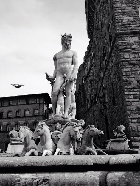 Photo low angle view of statue