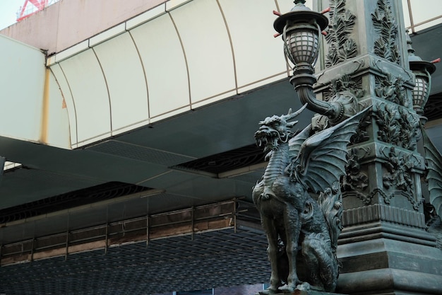 Foto vista a bassa angolazione della statua