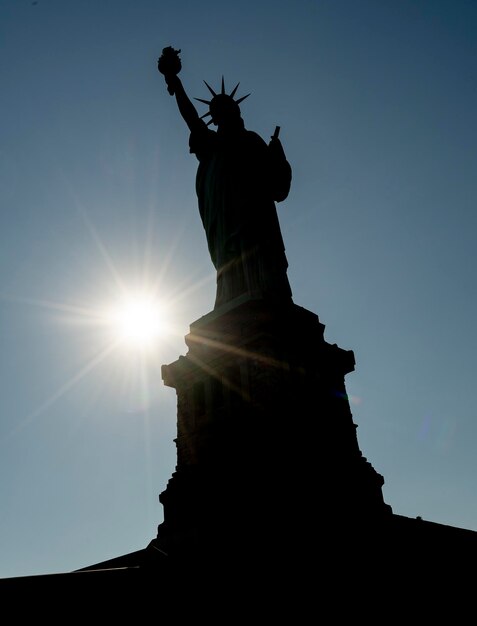 Photo low angle view of statue