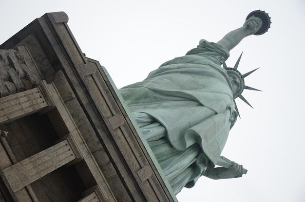 Photo low angle view of statue