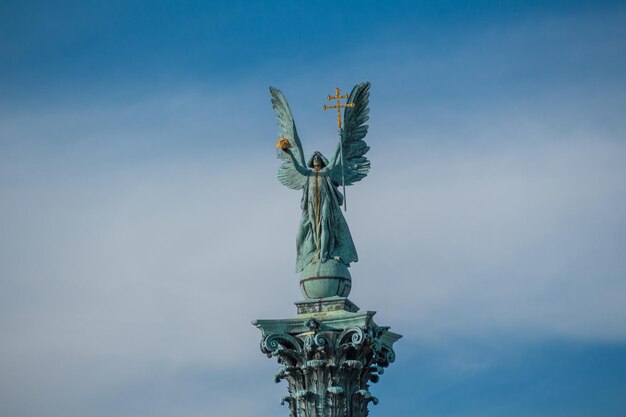 Photo low angle view of statue