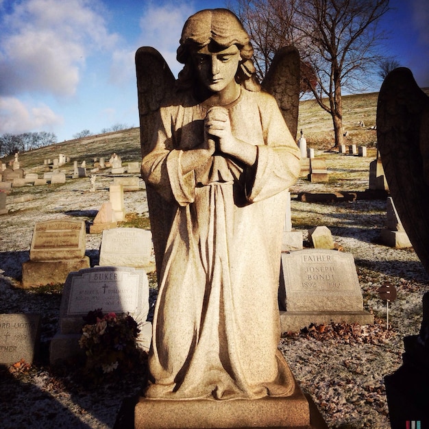 Foto vista a basso angolo della statua