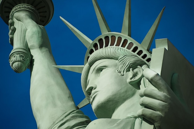 Photo low angle view of statue