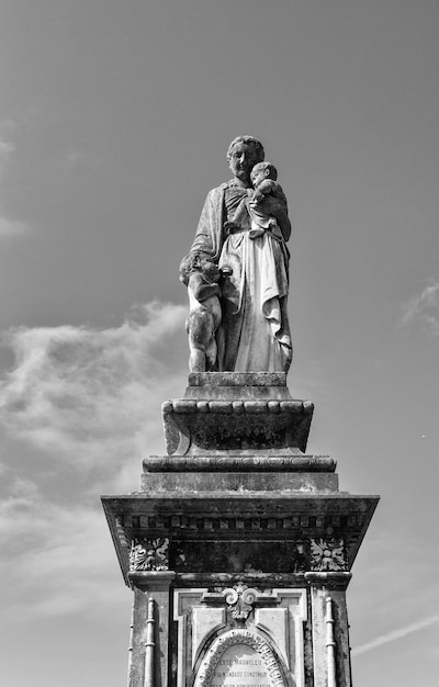 Foto vista a basso angolo della statua