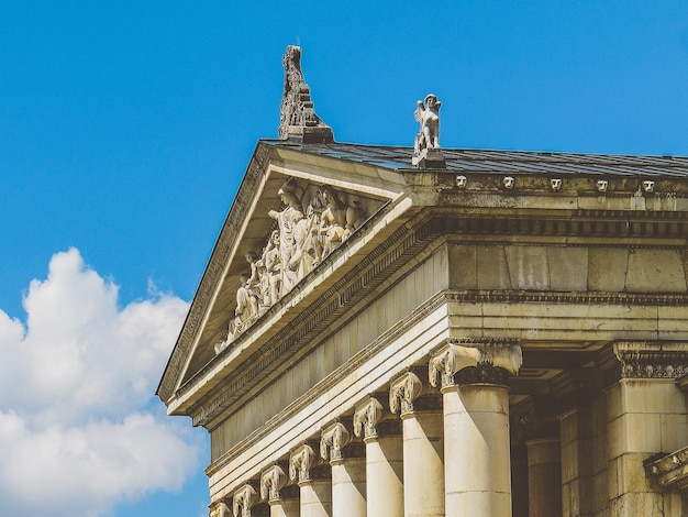 Foto vista a basso angolo della statua