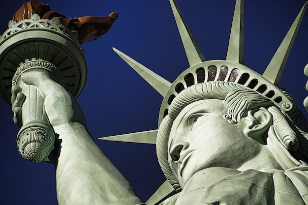 Foto vista a basso angolo della statua