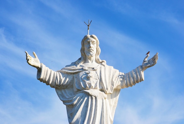 Photo low angle view of statue