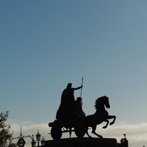 Foto vista a basso angolo della statua