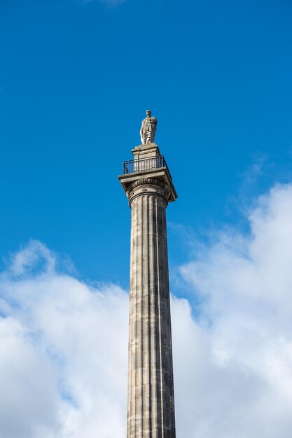 Photo low angle view of statue