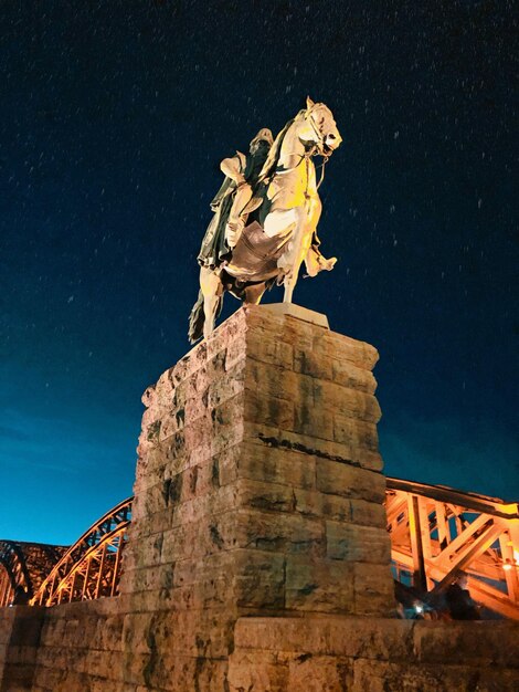 Vista a basso angolo della statua