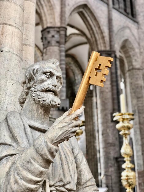 Foto vista a basso angolo della statua