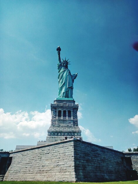 Foto vista a basso angolo della statua