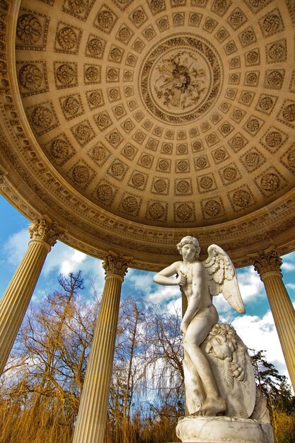 Photo low angle view of statue