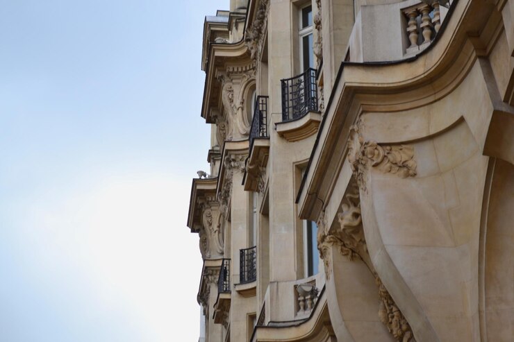 Photo low angle view of statues against sky