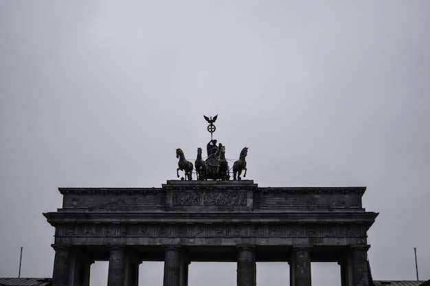 Foto vista a bassa angolazione delle statue sulla porta di brandeburgo contro il cielo