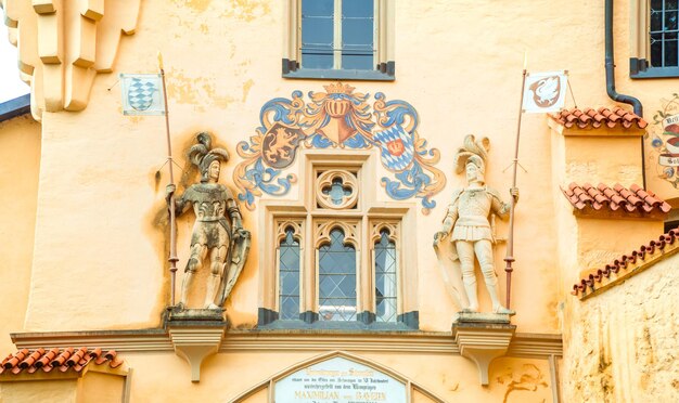 Foto vista a bassa angolazione delle statue sulla parete dell'edificio