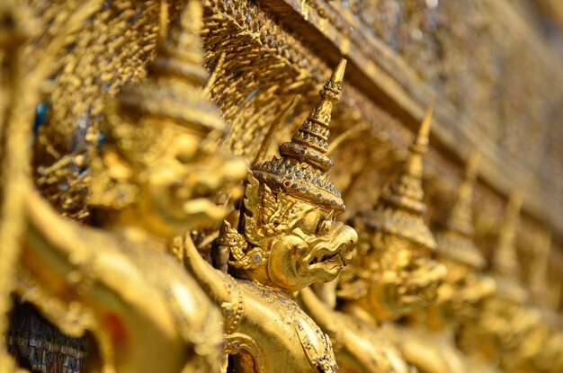 Photo low angle view of statues at wat phra kaew