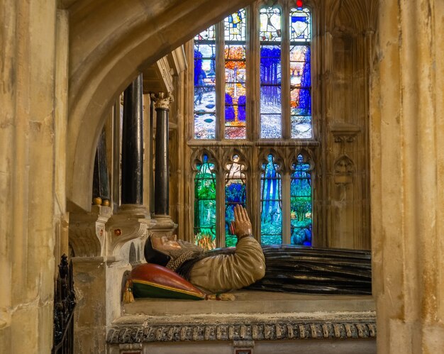 Foto vista a bassa angolazione delle statue sulla finestra dell'edificio