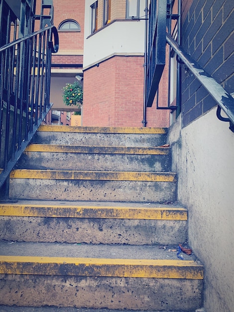 Foto vista a basso angolo dei gradini che conducono all'edificio