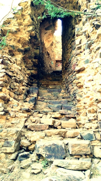 Photo low angle view of stone steps