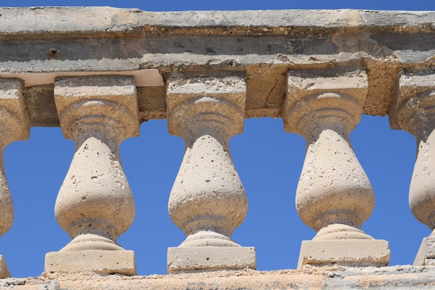 Foto vista a basso angolo del muro di pietra contro un cielo blu limpido