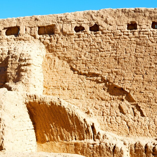 Photo low angle view of stone wall