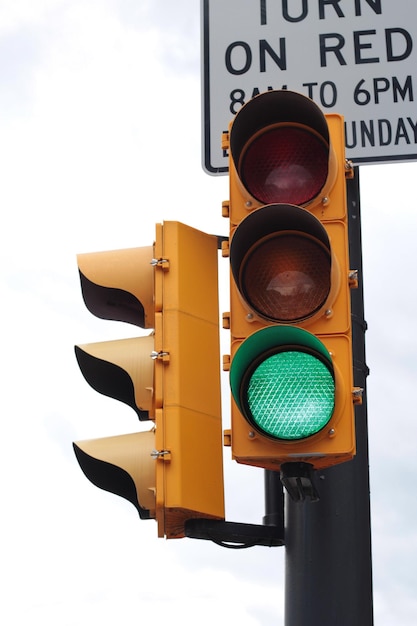 Photo low angle view of stoplight against sky