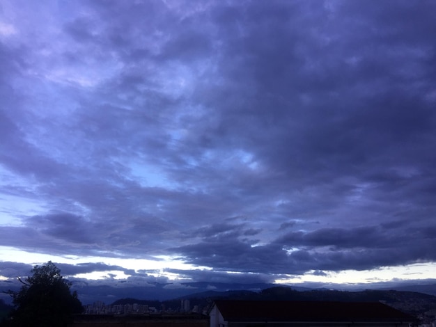 Photo low angle view of storm clouds over landscape