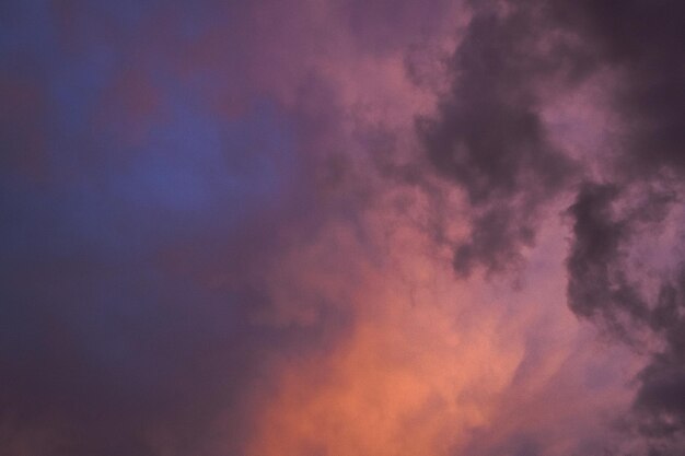 Photo low angle view of storm clouds in sky