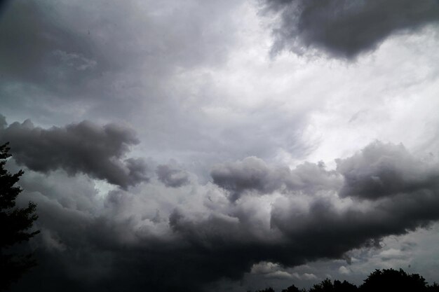 空の嵐の雲の低角度の景色