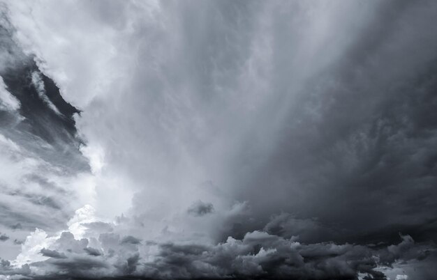 Photo low angle view of storm clouds in sky