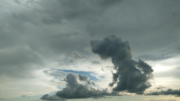 天空の嵐の雲の低角度の眺め