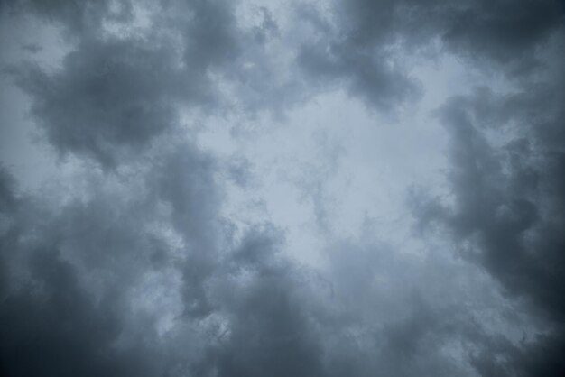 Photo low angle view of storm clouds in sky