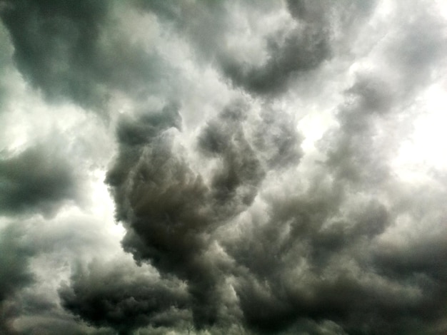 Photo low angle view of storm clouds in sky