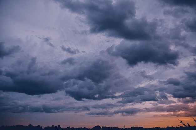 空の嵐の雲の低角度の景色